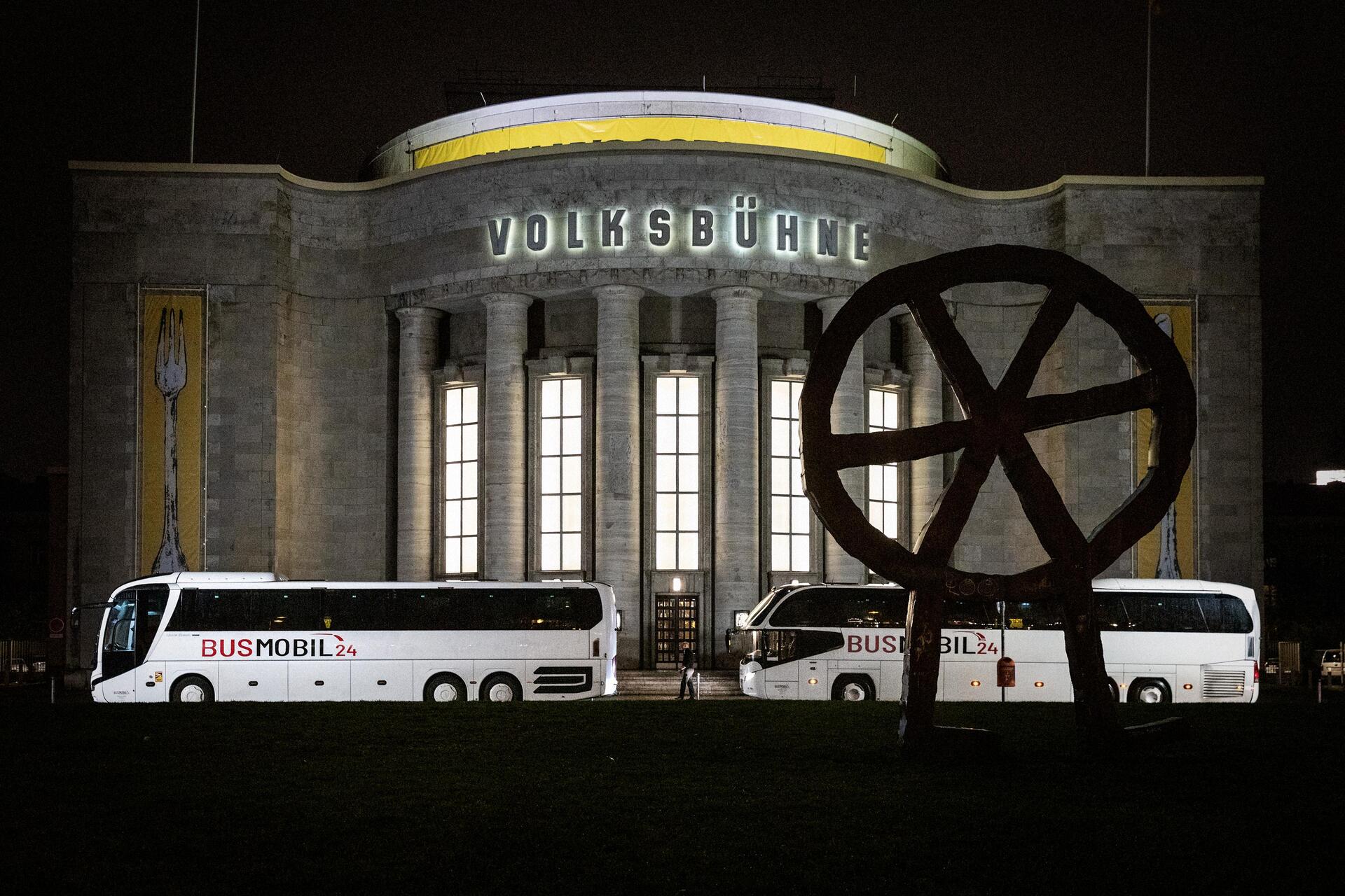 Shuttlebusse vor der Volksbühne am Rosa-Luxemburg-Platz
